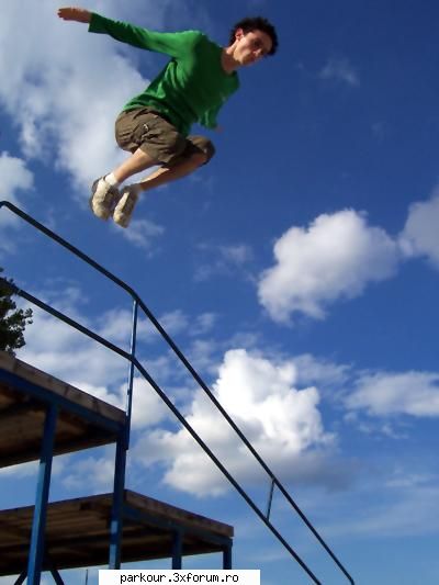 parkour este foarte simplu deplasarea fluida de la un punc a catre un punct b.
tot ceea ce opreste